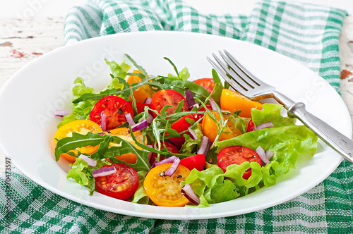 Tomato salad with lettuce, arugala and onions