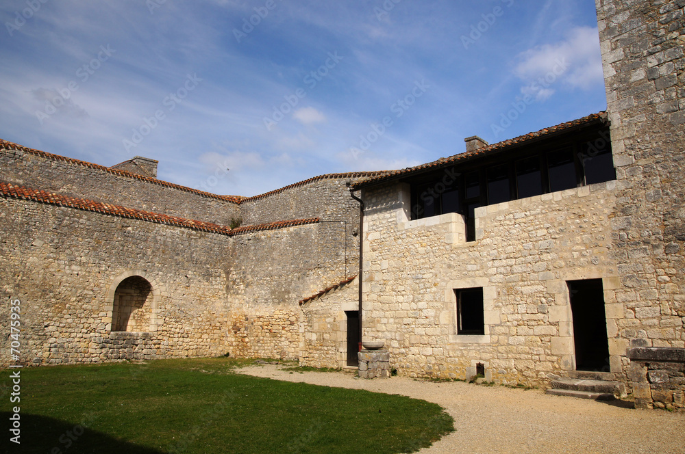 A l'intérieur de l'enceinte du Chateau d'Harcourt à Chauvigny