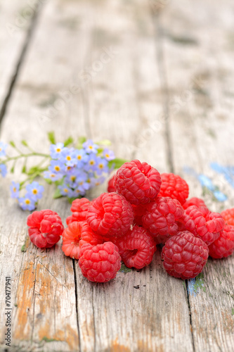 Fototapeta Naklejka Na Ścianę i Meble -  raspberries on wooden background