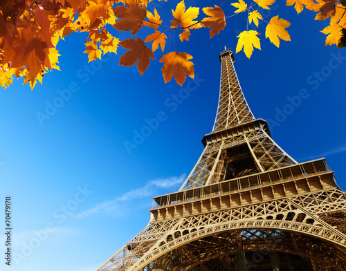 Eiffel tower in autumn time © Iakov Kalinin