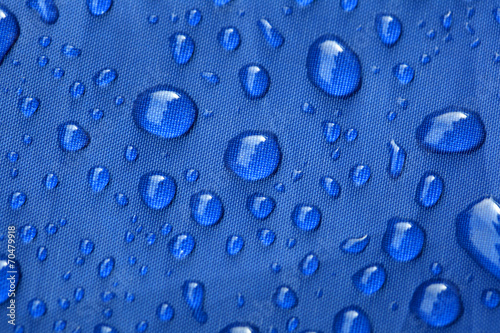 Foto Closeup of rain drops on a blue umbrella