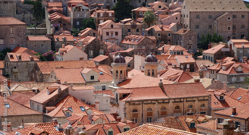 Dubrovnik avec ses toits, ses remparts et sa forteresse