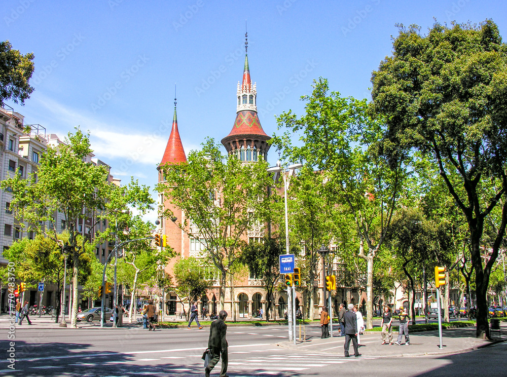 Obraz premium BARCELONA, SPAIN - MAY 21, 2005: Tourists enjoy city life on a b