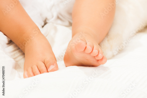 Dettaglio dei piedi di un neonato photo