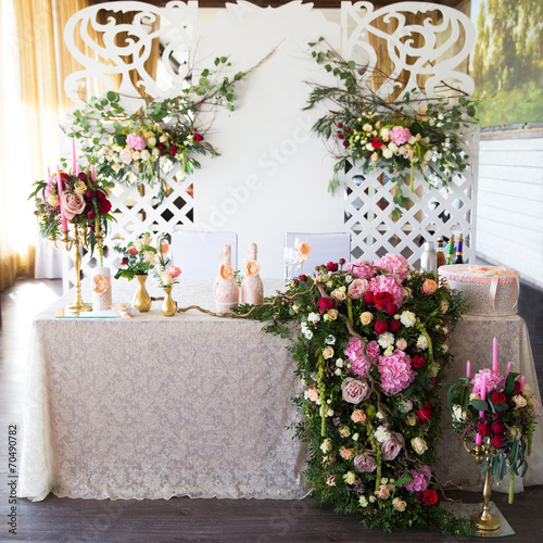Fototapeta Naklejka Na Ścianę i Meble -  Floral arrangement to decorate the wedding feast, the bride and