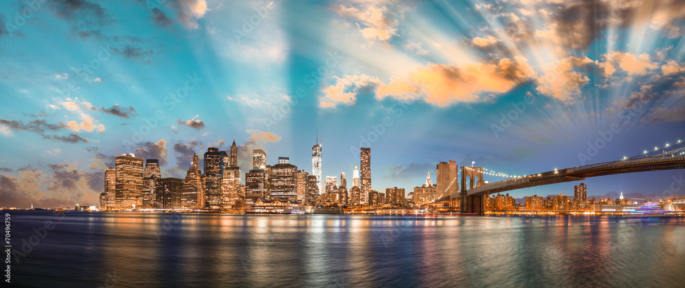 Dramatic sky over Brooklyn Bridge and Manhattan, panoramic night - obrazy, fototapety, plakaty 
