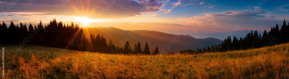 Naklejka premium Panoramiczny widok wschodu słońca w Tatrach