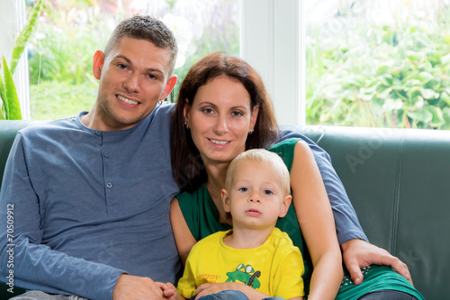 Familie sitzt auf einer Couch