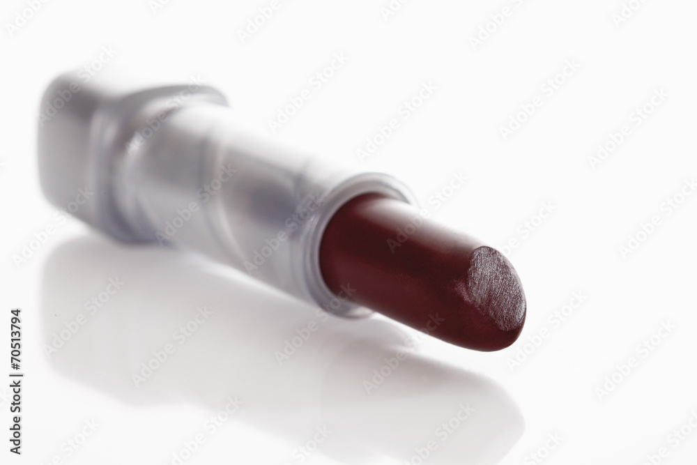 Nahaufnahme von Lippenstift auf weißem Hintergrund Nahaufnahme von Lippenstift auf weißem Hintergrund