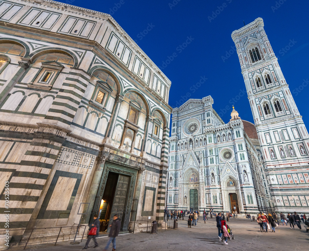 FLORENCE - DECEMBER 22, 2012: Tourists in Piazza del Duomo at ni