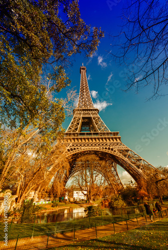Fototapeta Naklejka Na Ścianę i Meble -  Spectacular view of Tour Eiffel structure on a beautiful sunny d