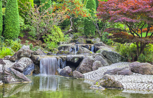 wodospad-kaskadowy-w-ogrodzie-japonskim