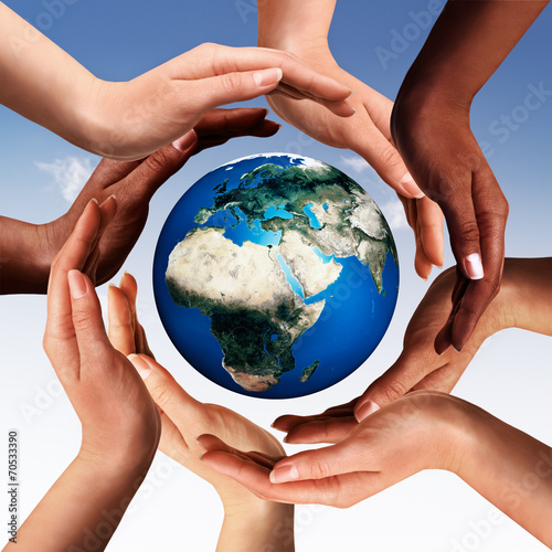 Murais de parede Multiracial hands making a circle together around the world glob