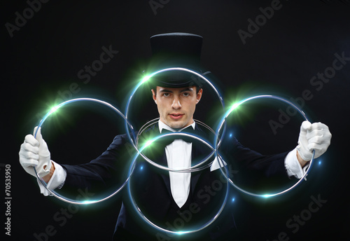 Fotografi magician showing trick with linking rings