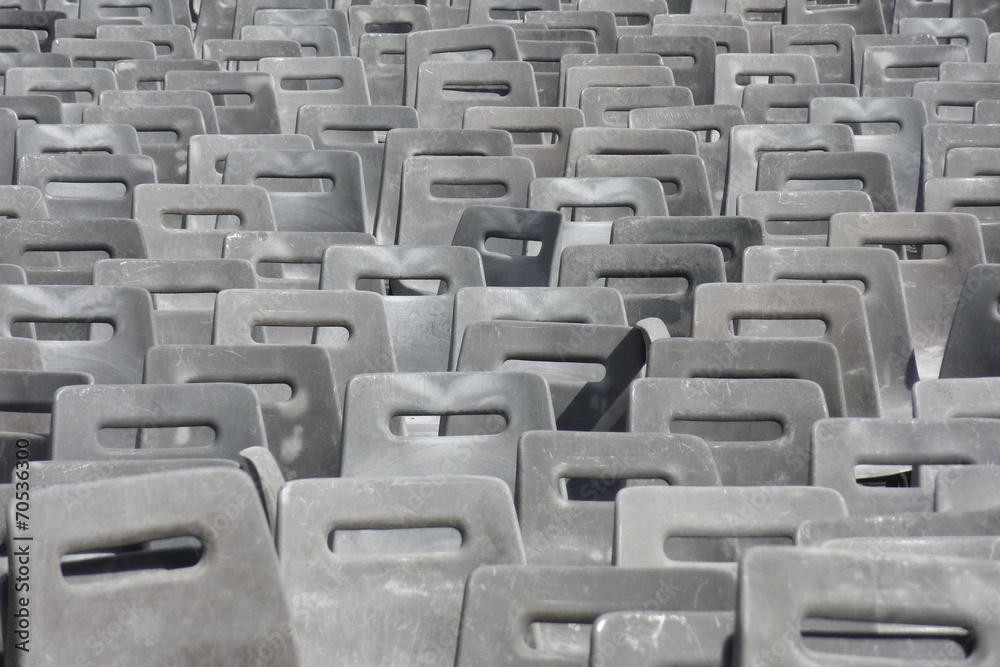 Fototapeta premium Tas de chaises en plastique noir