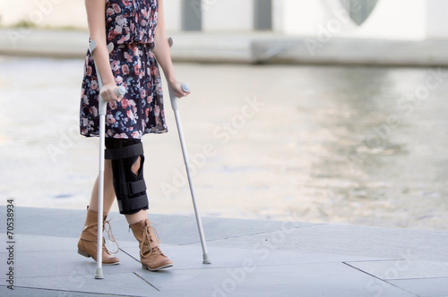 Fotografia close up of woman with crutches