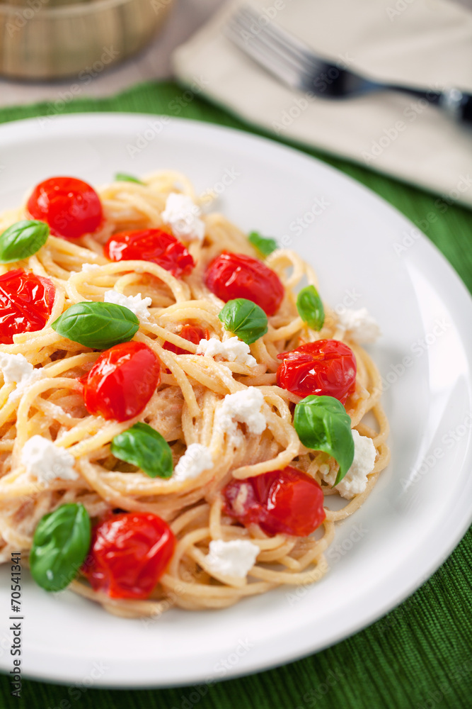 Spaghetti with cherry tomatoes and ricotta