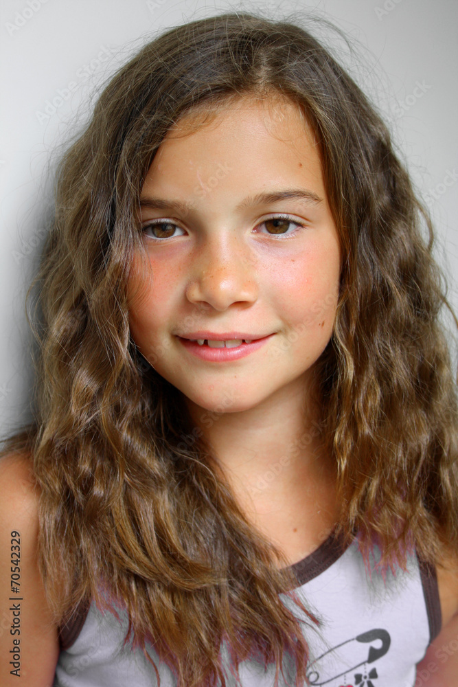 RITRATTO DI RAGAZZINA COI CAPELLI ONDULATI