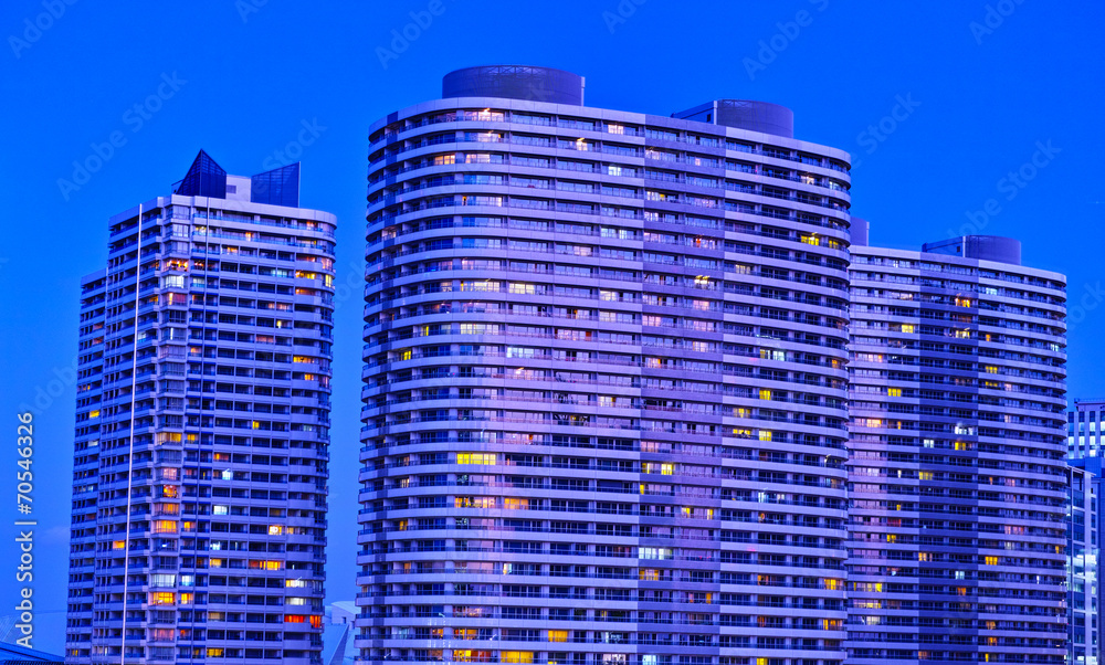 Obraz premium 暮れ行く高層マンション