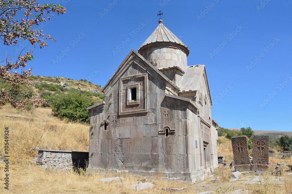 Церковь 10 века в древнем монастыре Тсахацкар в горах Армении