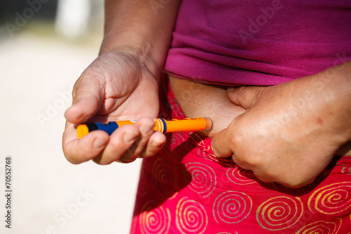 Obraz na płótnie Injecting insulin w salonie