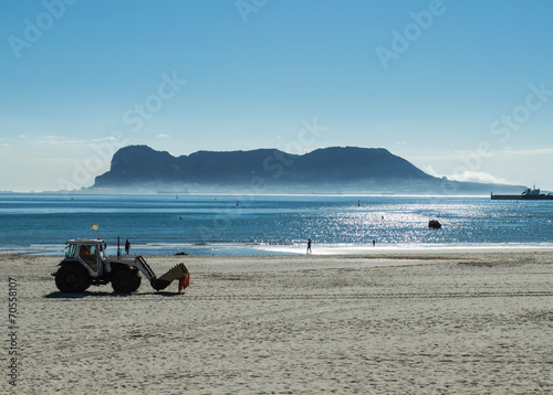Limpieza playa con Gibraltar al fondo