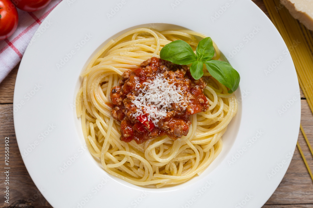 Spaghetti mit Bolognese Soße Parmesan und Basilikum Spaghetti mit Bolognese Soße Parmesan und Basilikum