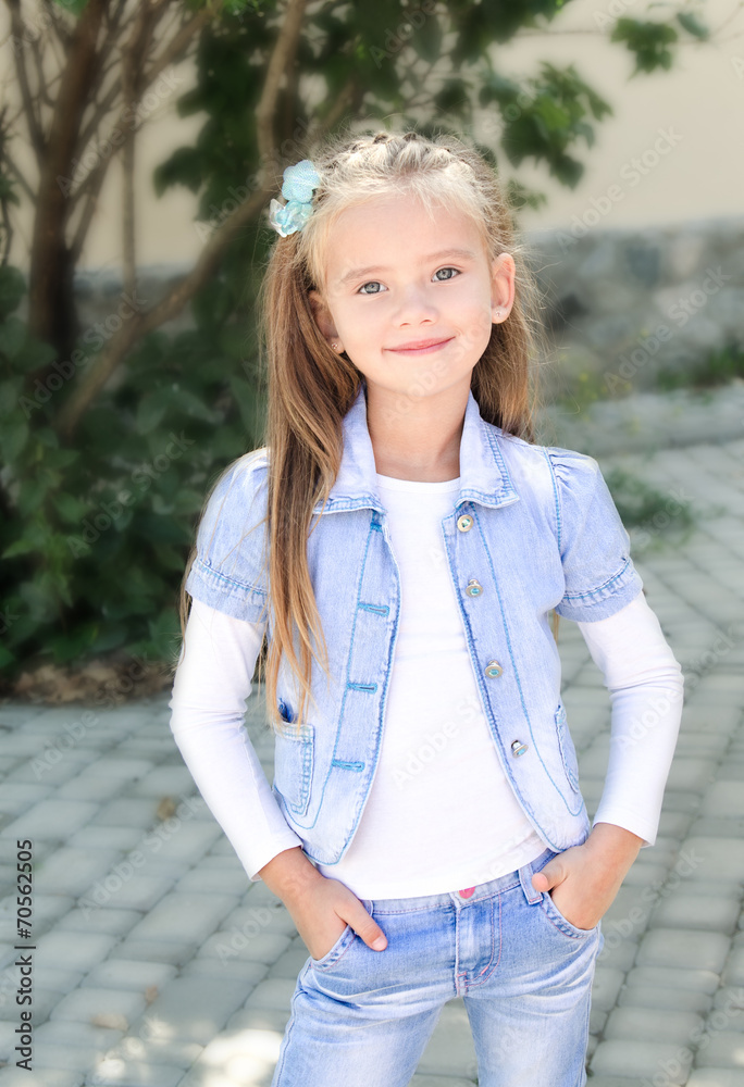 Obraz premium Portrait of adorable smiling little girl in the park