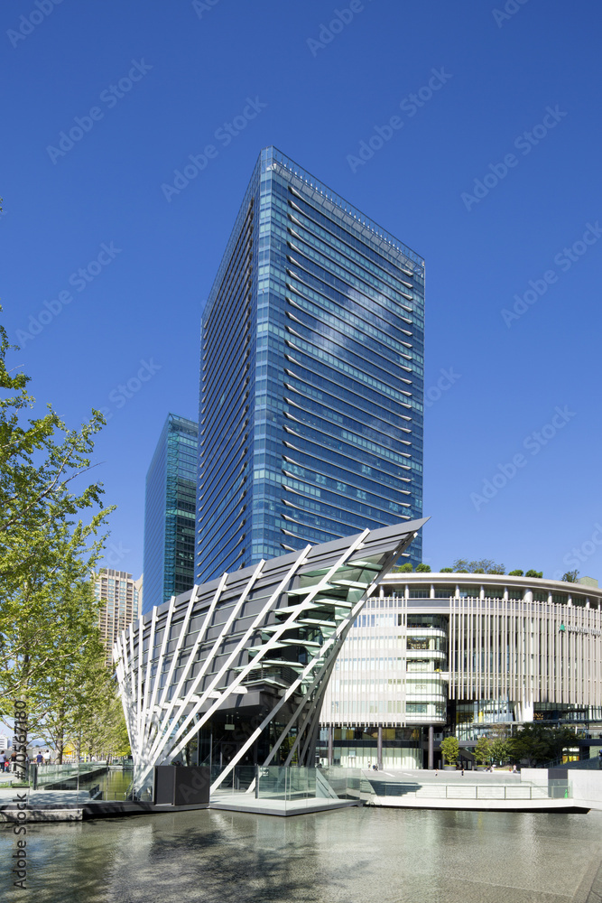 Naklejka premium 大阪駅前の都市風景