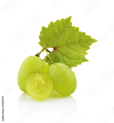 Fotografi Photo of some grapes with leaves isolated on white
