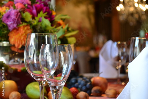 Weinglas auf Esstisch