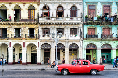 Street scene with vintage car in Havana, Cuba. © Frankix