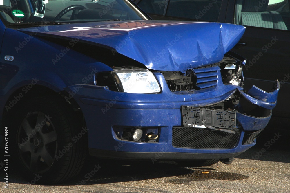 Blechschaden: blaues Unfallauto