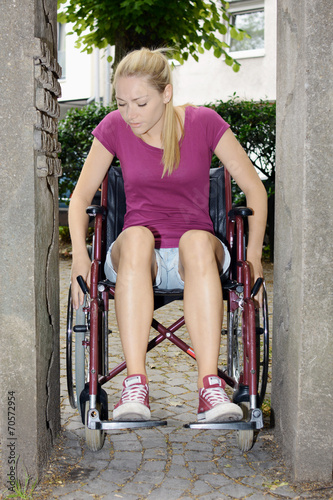 Twen im Rollstuhl hat Probleme mit Engstelle
