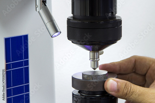 operator inspection hardness by rockwell hardness tester photo