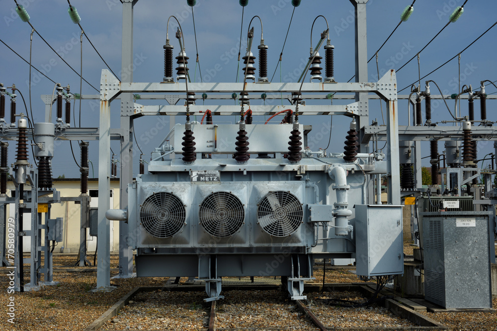 ligne électrique moyenne tension avec transformateur foto de Stock ...