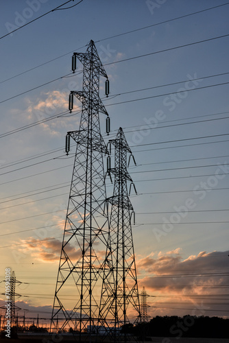 ligne électrique moyenne tension pylone photo