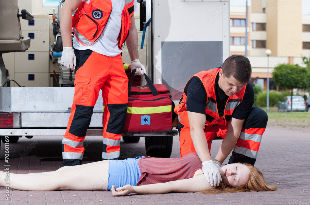 Obraz premium Paramedics applying first aid