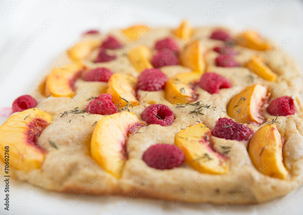 Kuchen mit Aprikosen und Himbeeren Kuchen mit Aprikosen und Himbeeren