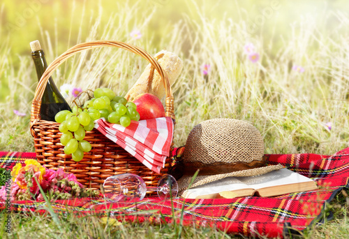 Picnic basket with hat