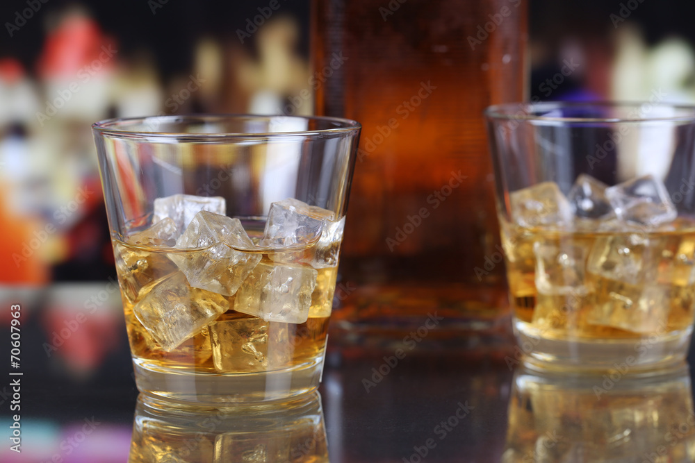 Whisky oder Whiskey im Glas in einer Bar Whisky oder Whiskey im Glas in einer Bar