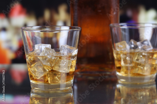 Fototapeta Naklejka Na Ścianę i Meble -  Whisky oder Whiskey im Glas in einer Bar