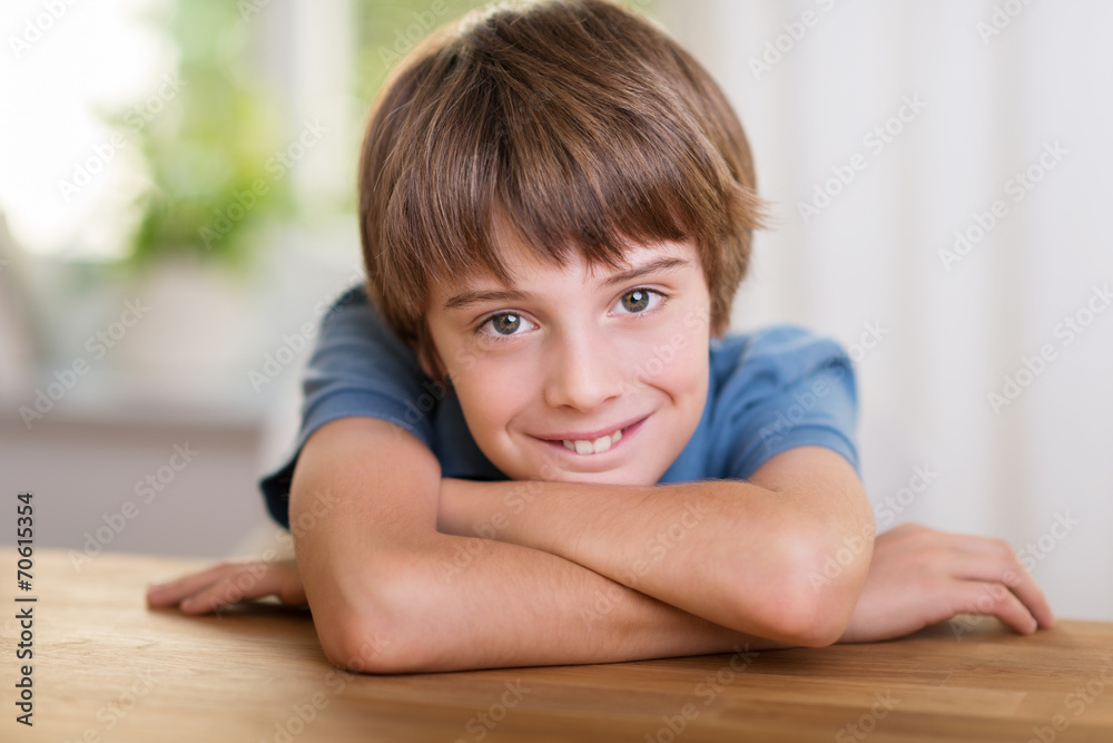 lächelnder junge zu hause