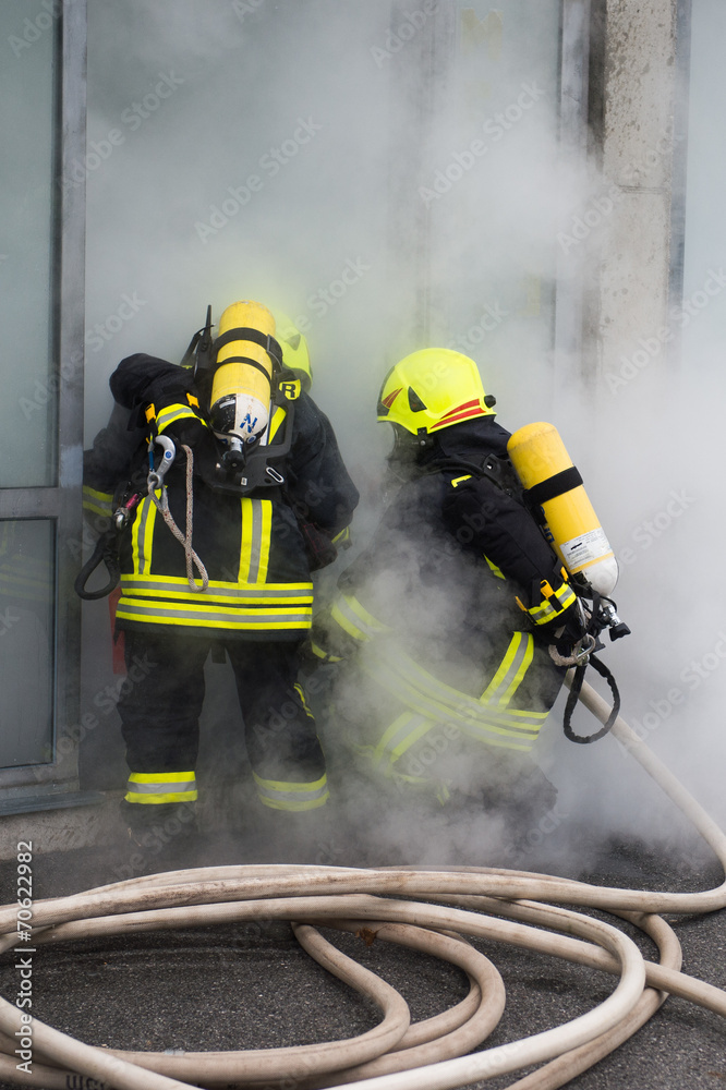 Fototapeta premium Feuerwehreinsatz - Brandbekämpfung