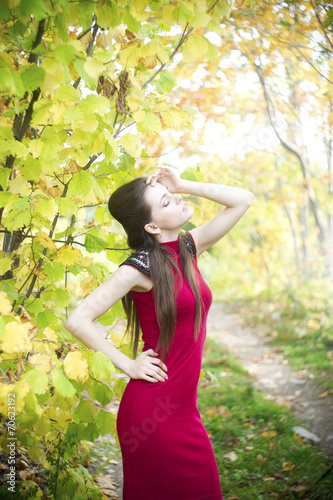 Fototapeta Naklejka Na Ścianę i Meble -  Autumn beauty woman portrait