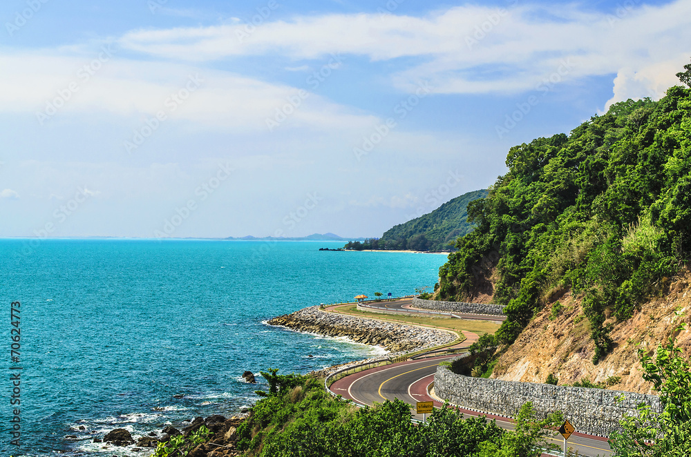 Obraz premium Curve of Mountain Road at sea coastline