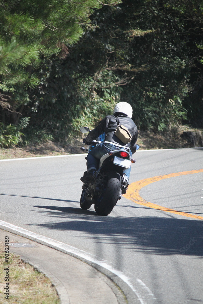 Obraz premium 山道とバイク