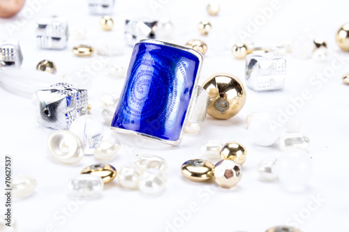 Blauer Ring mit Perlen