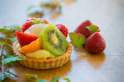 Fototapeta Naklejka Na Ścianę i Meble -  délicieuse tarte aux fruits d'été