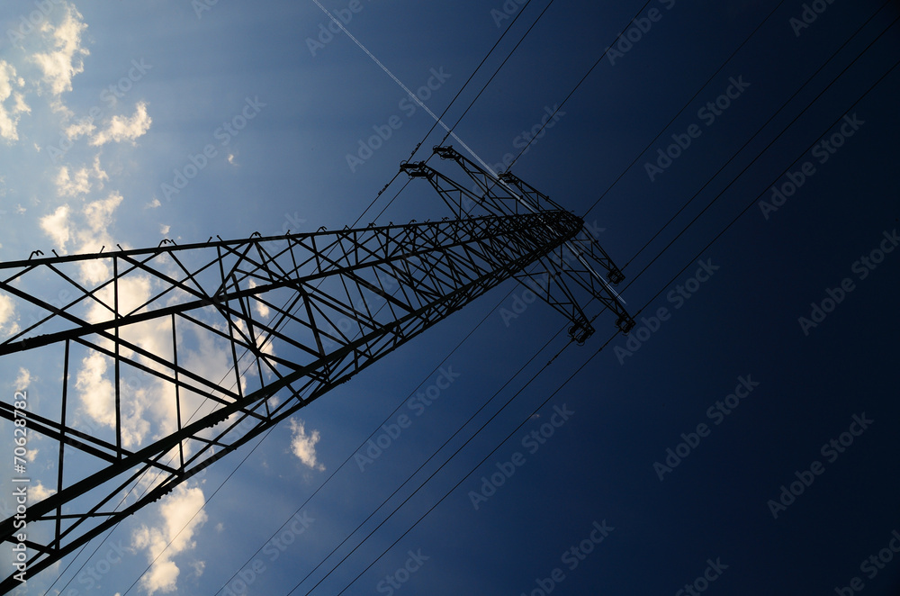 strommast und himmel